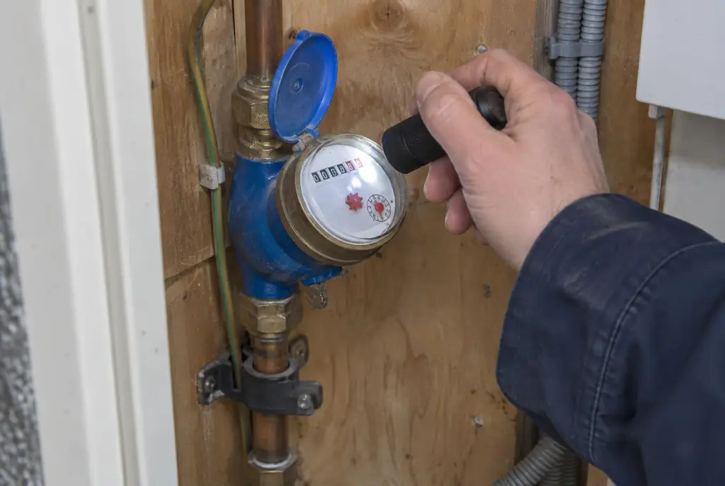 Lekdetectie Uden – watermeter in de meterkast controleren met een zaklamp